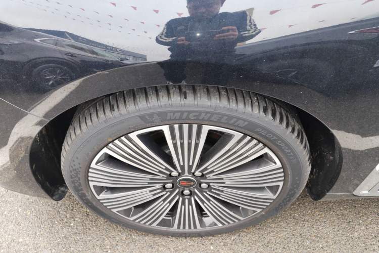 Used Hongqi H9 2025 2.0T Two-Wheel Drive Flagship Luxury Business Edition 5 Seats Left Front Wheel Hub