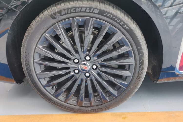 Used Hongqi H9 2025 Model Facelifted 2.0T Two-Wheel Drive Flag-Style Private Enjoyment Fashion Edition, 5 Seats Left Front Wheel Hub
