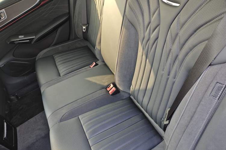 Used Hongqi H9 2025 2.0T Two-Wheel-Drive Flagship Private Enjoyment Style 5 Seats Left Rear Seat