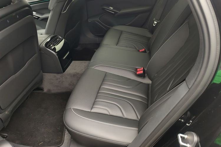 Used Hongqi H9 2025 2.0T Two-Wheel Drive Flagship Luxury Business Edition 5 Seats Left Rear Seat