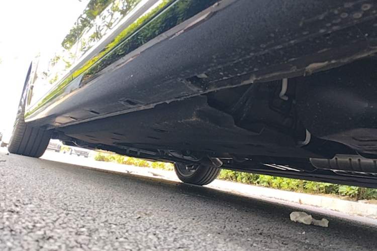 Used Hongqi H9 2025 Model Facelifted 2.0T Two-Wheel Drive Flag-Style Private Enjoyment Fashion Edition, 5 Seats Left Side Sill