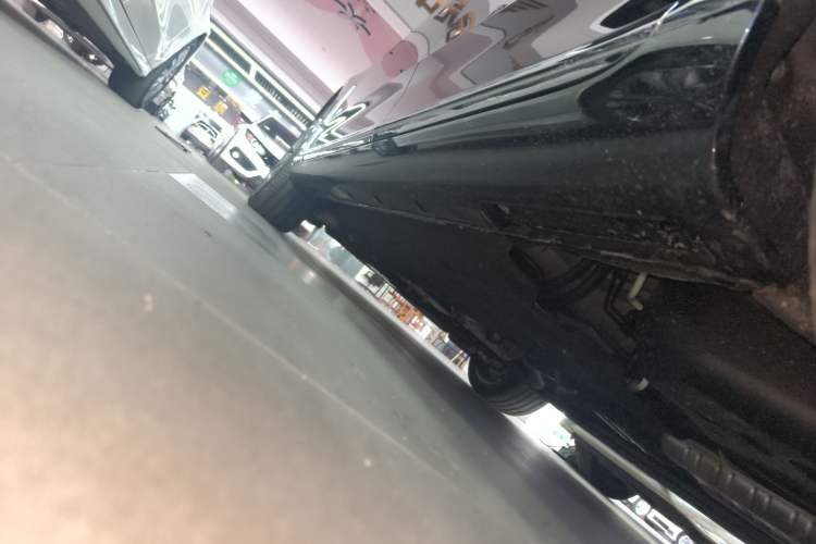 Used Hongqi H9 2025 Model Facelifted 2.0T Two-Wheel Drive Flag-Style Luxury Business Edition, 5 Seats Left Side Sill