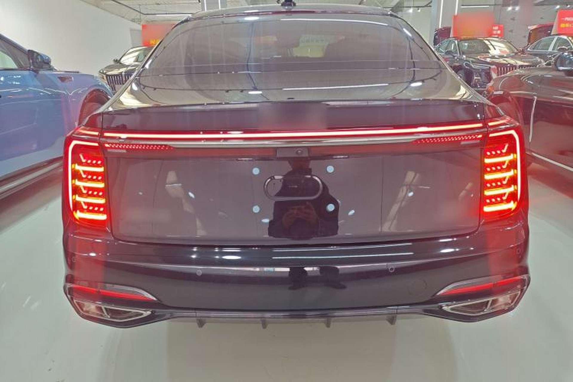 Used Hongqi H9 2025 Model Facelifted 2.0T Two-Wheel Drive Flag-Style Private Enjoyment Fashion Edition, 5 Seats Rear