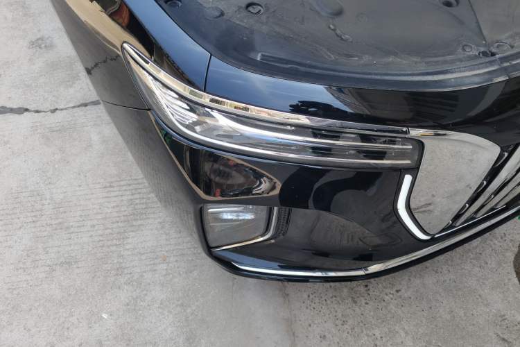Used Hongqi H9 2025 Model Facelifted 2.0T Two-Wheel Drive Flag-Style Luxury Business Edition, 5 Seats Right Front Headlight