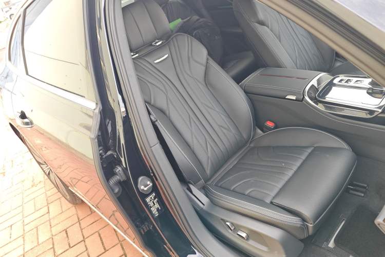 Used Hongqi H9 2025 2.0T Two-Wheel Drive Flagship Luxury Business Edition 5 Seats Right Front Seat