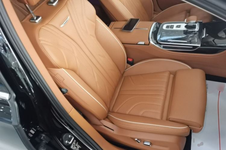 Used Hongqi H9 2025 Model Facelifted 2.0T Two-Wheel Drive Flag-Style Luxury Business Edition, 5 Seats Right Front Seat