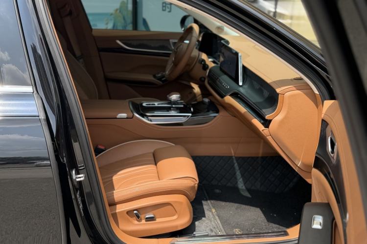Used Hongqi H9 2025 2.0T Two-Wheel Drive Flagship Luxury Business Edition 5 Seats Right Front Seat