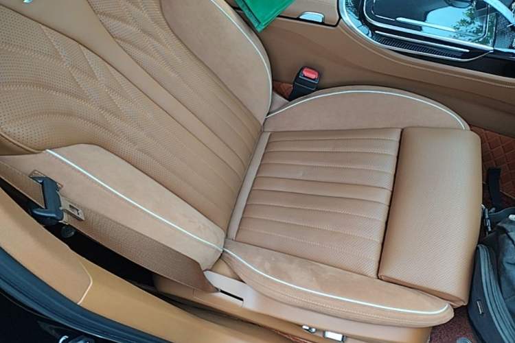 Used Hongqi H9 2025 Model Facelifted 2.0T Two-Wheel Drive Flag-Style Private Enjoyment Fashion Edition, 5 Seats Right Front Seat