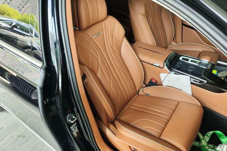 Used Hongqi H9 2025 Model Facelifted 2.0T Two-Wheel Drive Flag-Style Luxury Business Edition, 5 Seats Right Front Seat