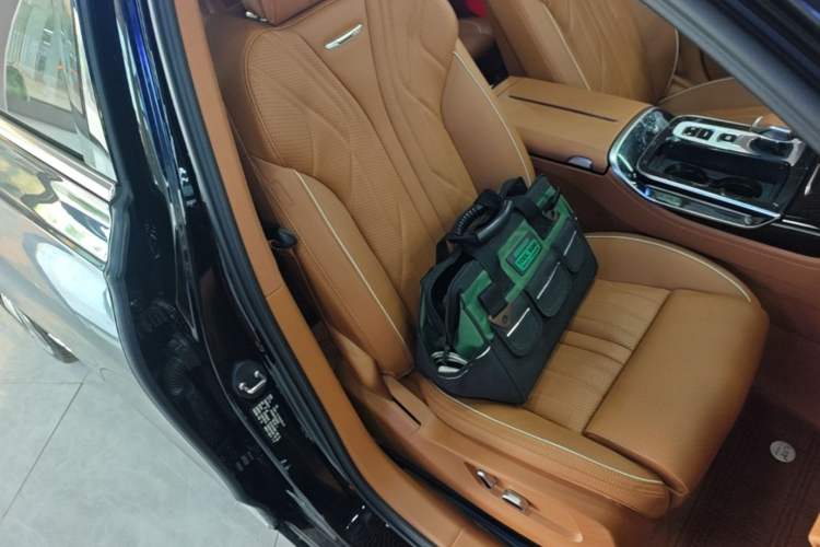 Used Hongqi H9 2025 Model Facelifted 2.0T Two-Wheel Drive Flag-Style Luxury Business Edition, 5 Seats Right Front Seat