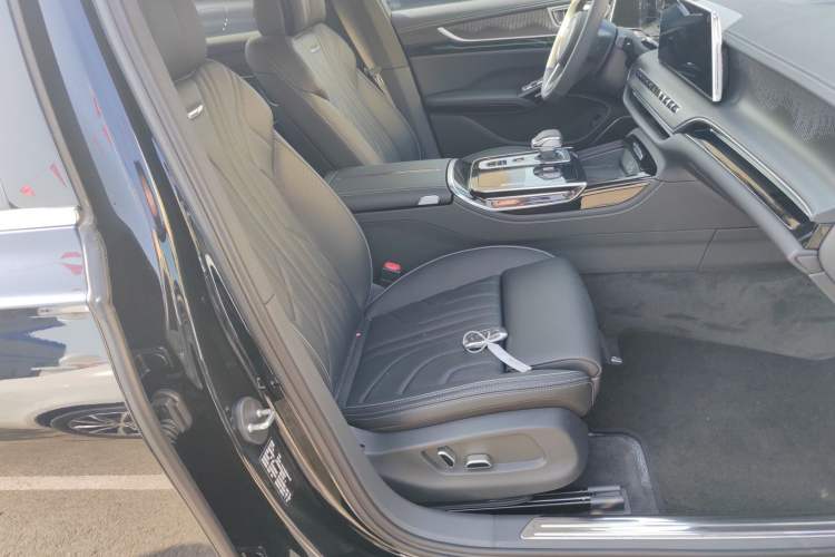 Used Hongqi H9 2025 2.0T Two-Wheel Drive Flagship Luxury Business Edition 5 Seats Right Front Seat