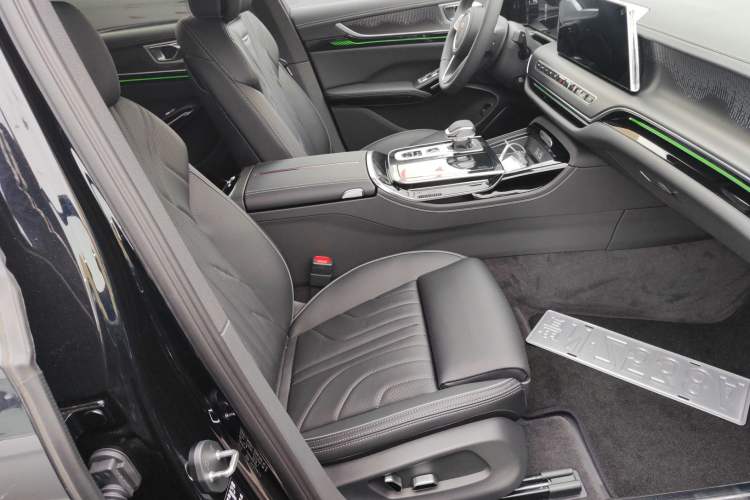 Used Hongqi H9 2025 2.0T Two-Wheel Drive Flagship Luxury Business Edition 5 Seats Right Front Seat