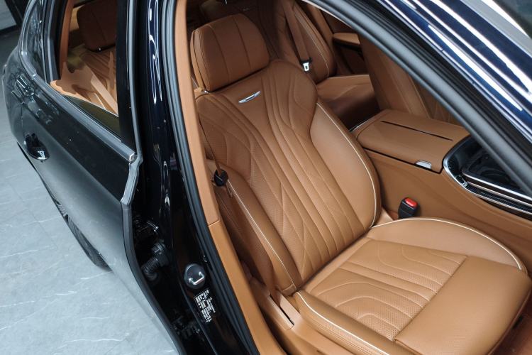 Used Hongqi H9 2025 Model Facelifted 2.0T Two-Wheel Drive Flag-Style Luxury Business Edition, 5 Seats Right Front Seat