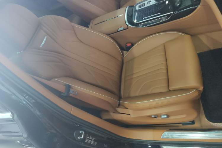 Used Hongqi H9 2025 Model Facelifted 2.0T Two-Wheel Drive Flag-Style Luxury Business Edition, 5 Seats Right Front Seat
