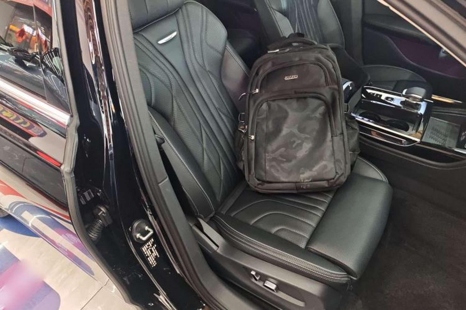Used Hongqi H9 2025 Model Facelifted 2.0T Two-Wheel Drive Flag-Style Luxury Business Edition, 5 Seats Right Front Seat