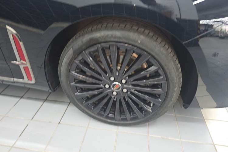 Used Hongqi H9 2025 2.0T Two-Wheel Drive Flagship Private Enjoyment Fashion Edition 5 Seats Right Front Wheel Hub