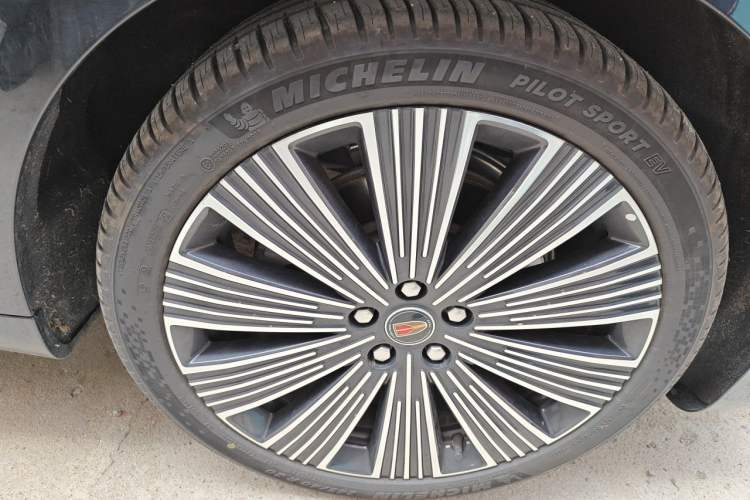 Used Hongqi H9 2025 2.0T Two-Wheel Drive Flagship Luxury Business Edition 5 Seats Right Front Wheel Hub