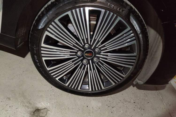 Used Hongqi H9 2025 2.0T Two-Wheel Drive Flagship Luxury Business Edition 5 Seats Right Front Wheel Hub