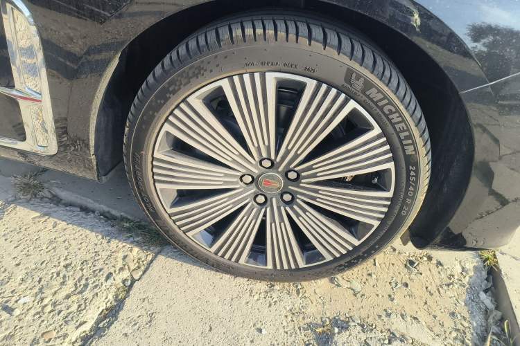 Used Hongqi H9 2025 2.0T Two-Wheel Drive Flagship Luxury Business Edition 5 Seats Right Front Wheel Hub