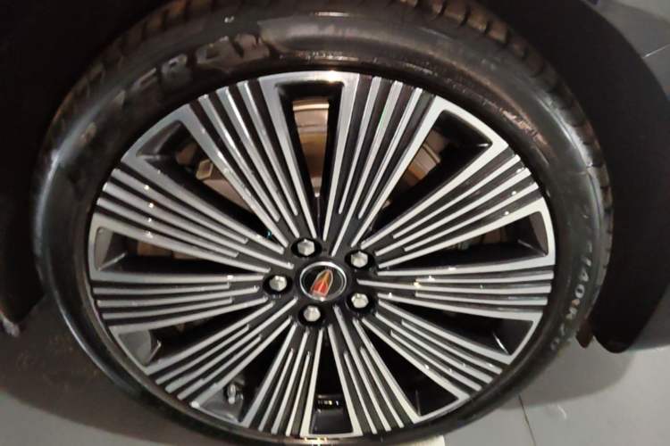 Used Hongqi H9 2025 2.0T Two-Wheel-Drive Flagship Luxury Business Edition 5 Seats Right Front Wheel Hub