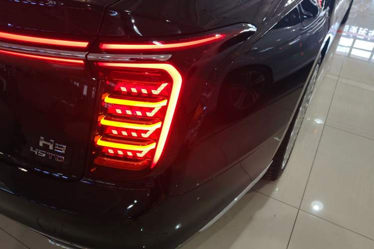 Used Hongqi H9 2025 Model Facelifted 2.0T Two-Wheel Drive Flag-Style Luxury Business Edition, 5 Seats Right Rear Taillight