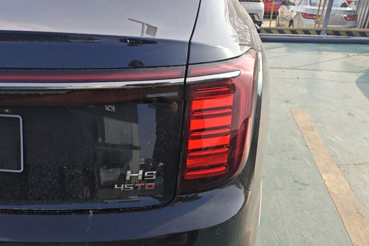 Used Hongqi H9 2025 2.0T Two-Wheel-Drive Flagship Private Enjoyment Style 5 Seats Right Rear Taillight