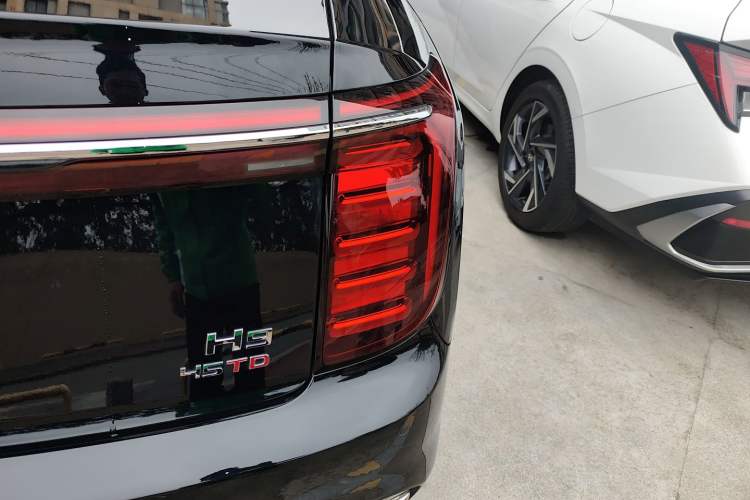Used Hongqi H9 2025 2.0T Two-Wheel Drive Flagship Luxury Business Edition 5 Seats Right Rear Taillight