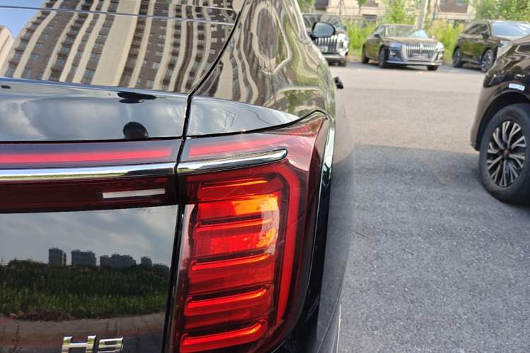 Used Hongqi H9 2025 Model Facelifted 2.0T Two-Wheel Drive Flag-Style Private Enjoyment Fashion Edition, 5 Seats Right Rear Taillight