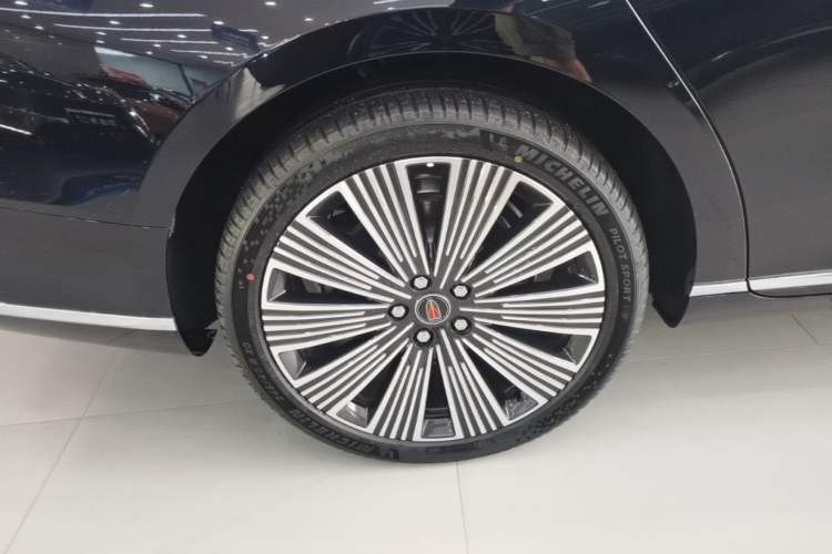 Used Hongqi H9 2025 Model Facelifted 2.0T Two-Wheel Drive Flag-Style Luxury Business Edition, 5 Seats Right Rear Wheel Hub
