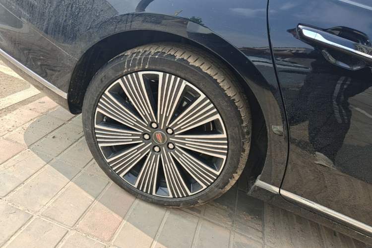 Used Hongqi H9 2025 2.0T Two-Wheel Drive Flagship Luxury Business Edition 5 Seats Right Rear Wheel Hub