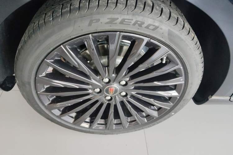 Used Hongqi H9 2025 2.0T Two-Wheel-Drive Flagship Private Enjoyment Style 5 Seats Right Rear Wheel Hub