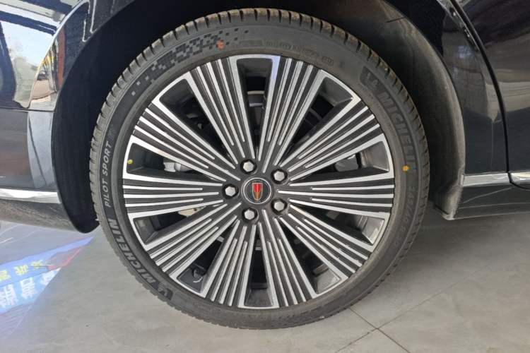 Used Hongqi H9 2025 Model Facelifted 2.0T Two-Wheel Drive Flag-Style Luxury Business Edition, 5 Seats Right Rear Wheel Hub