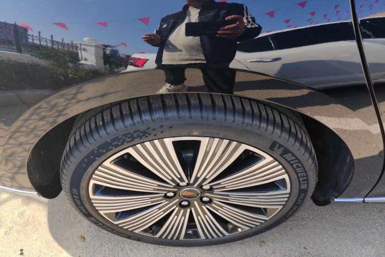 Used Hongqi H9 2025 2.0T Two-Wheel Drive Flagship Luxury Business Edition 5 Seats Right Rear Wheel Hub