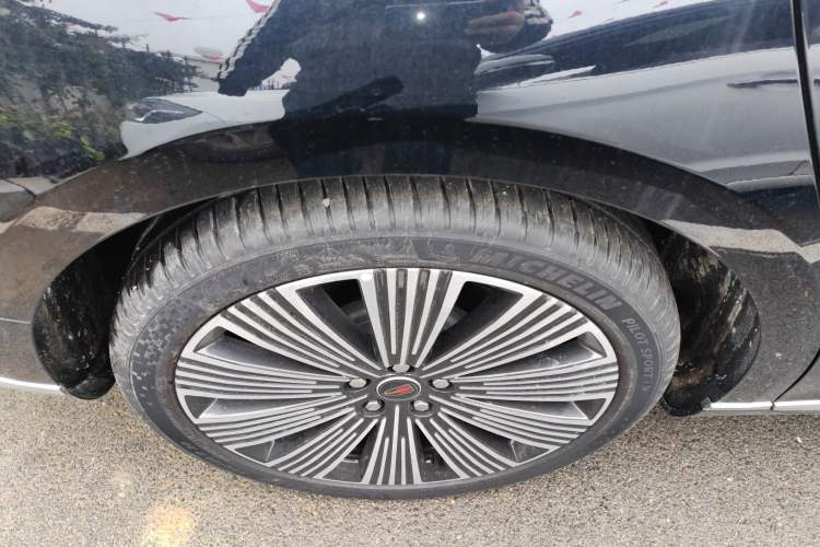Used Hongqi H9 2025 2.0T Two-Wheel Drive Flagship Luxury Business Edition 5 Seats Right Rear Wheel Hub