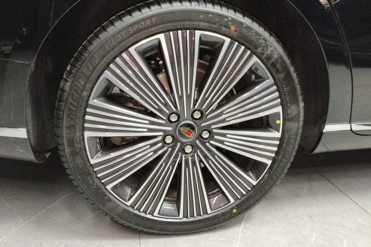 Used Hongqi H9 2025 Model Facelifted 2.0T Two-Wheel Drive Flag-Style Luxury Business Edition, 5 Seats Right Rear Wheel Hub