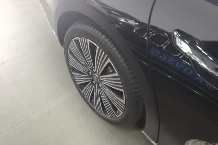 Used Hongqi H9 2025 Model Facelifted 2.0T Two-Wheel Drive Flag-Style Luxury Business Edition, 5 Seats Right Rear Wheel Hub