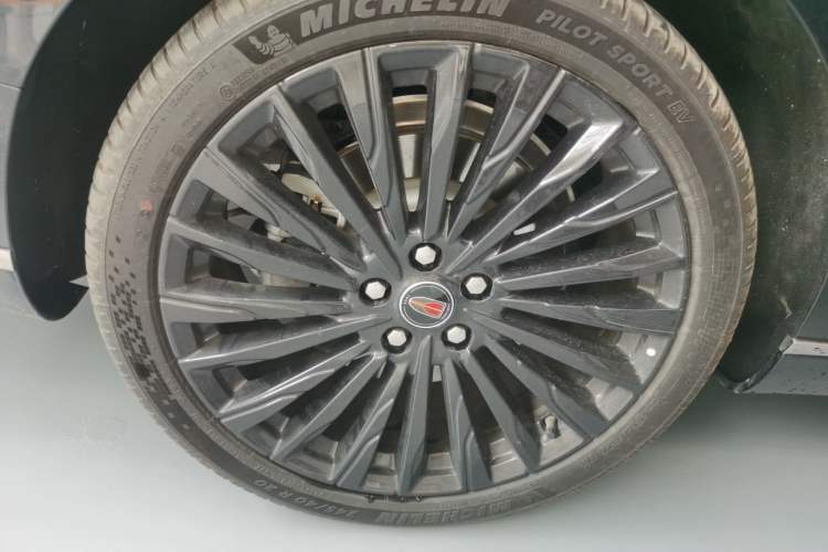 Used Hongqi H9 2025 Model Facelifted 2.0T Two-Wheel Drive Flag-Style Private Enjoyment Fashion Edition, 5 Seats Right Rear Wheel Hub