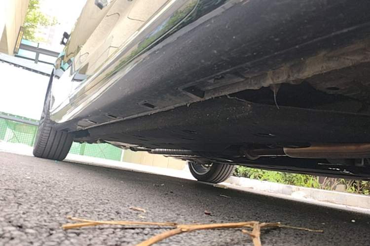 Used Hongqi H9 2025 Model Facelifted 2.0T Two-Wheel Drive Flag-Style Private Enjoyment Fashion Edition, 5 Seats Right Side Sill