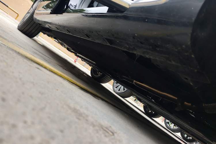Used Hongqi H9 2025 2.0T Two-Wheel Drive Flagship Luxury Business Edition 5 Seats Right Side Sill