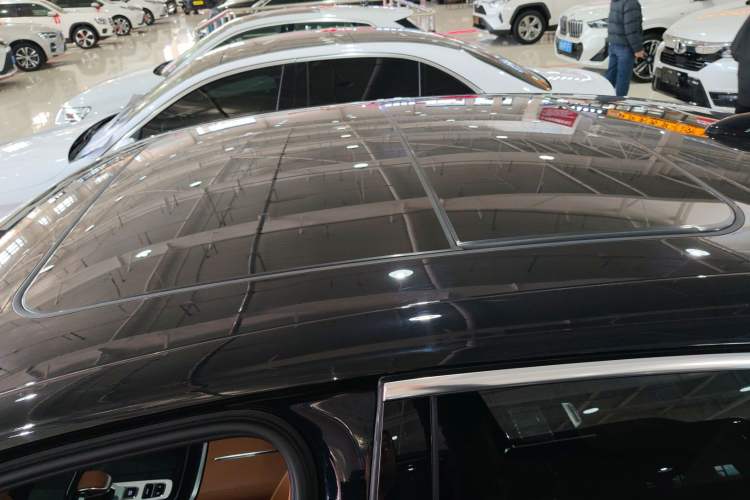 Used Hongqi H9 2025 Model Facelifted 2.0T Two-Wheel Drive Flag-Style Luxury Business Edition, 5 Seats Roof