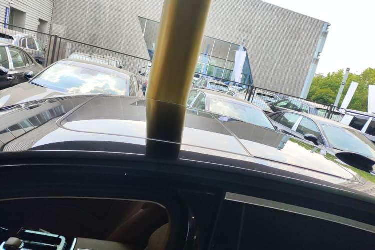 Used Hongqi H9 2025 Model Facelifted 2.0T Two-Wheel Drive Flag-Style Luxury Business Edition, 5 Seats Roof