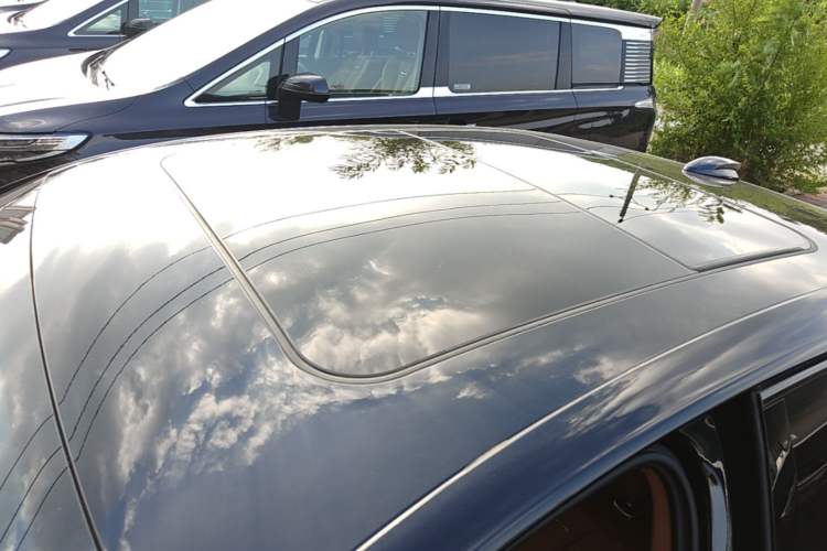 Used Hongqi H9 2025 Model Facelifted 2.0T Two-Wheel Drive Flag-Style Private Enjoyment Fashion Edition, 5 Seats Roof
