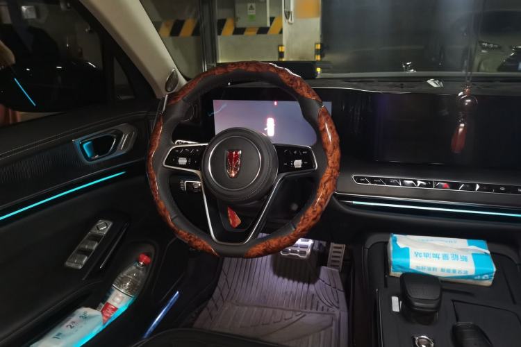 Used Hongqi H9 2025 2.0T Two-Wheel Drive Flagship Luxury Business Edition 5 Seats Steering Wheel