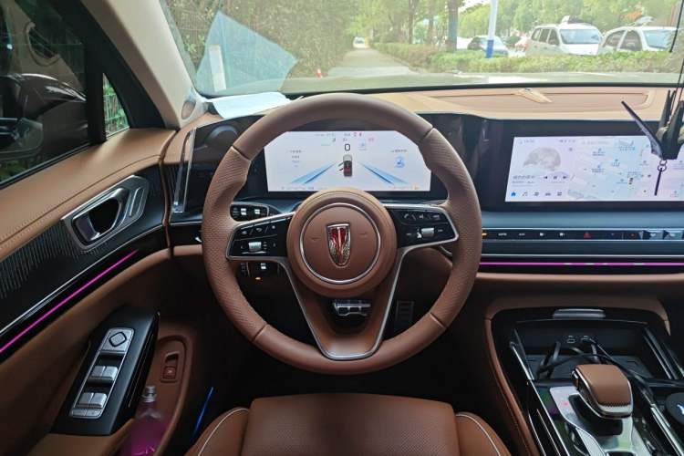 Used Hongqi H9 2025 2.0T Two-Wheel Drive Flagship Luxury Business Edition 5 Seats Steering Wheel