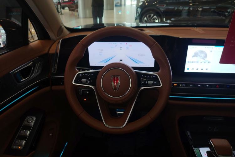 Used Hongqi H9 2025 2.0T Two-Wheel-Drive Flagship Luxury Business Edition 5 Seats Steering Wheel