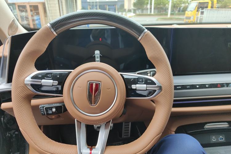 Used Hongqi H9 2025 2.0T Two-Wheel Drive Flagship Private Enjoyment Fashion Edition 5 Seats Steering Wheel