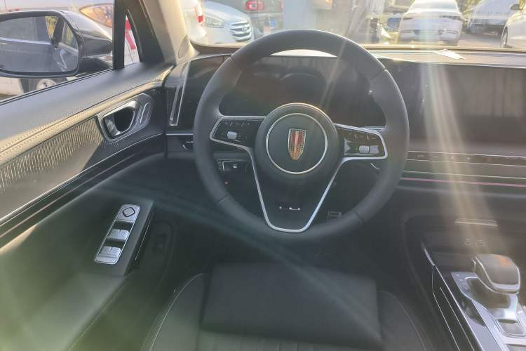 Used Hongqi H9 2025 2.0T Two-Wheel Drive Flagship Luxury Business Edition 5 Seats Steering Wheel