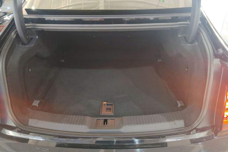Used Hongqi H9 2025 Model Facelifted 2.0T Two-Wheel Drive Flag-Style Luxury Business Edition, 5 Seats Trunk