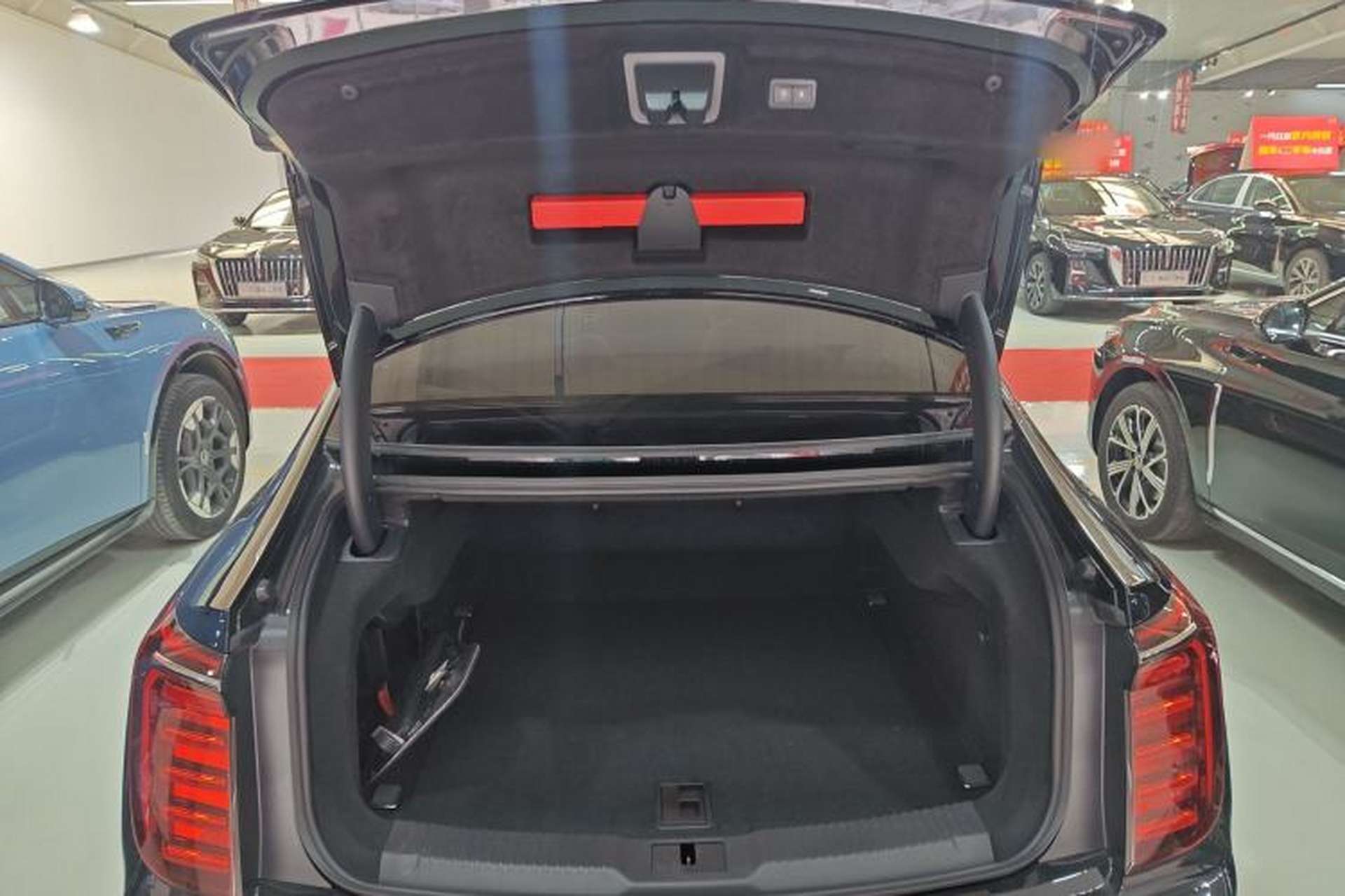 Used Hongqi H9 2025 Model Facelifted 2.0T Two-Wheel Drive Flag-Style Private Enjoyment Fashion Edition, 5 Seats Trunk