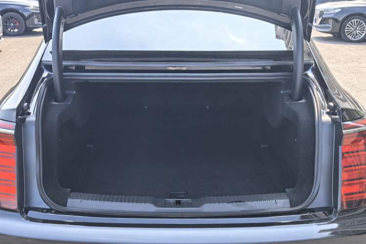 Used Hongqi H9 2025 Model Facelifted 2.0T Two-Wheel Drive Flag-Style Private Enjoyment Fashion Edition, 5 Seats Trunk
